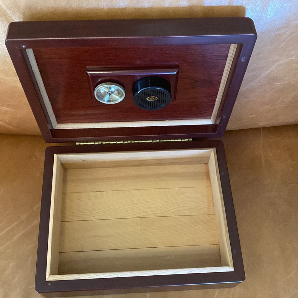 Cigar Humidor - Picture 5 of 16